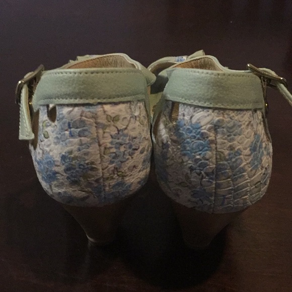 EUC floral/white/blu Brazilian Dakota sandals sz 8 - Picture 6 of 8